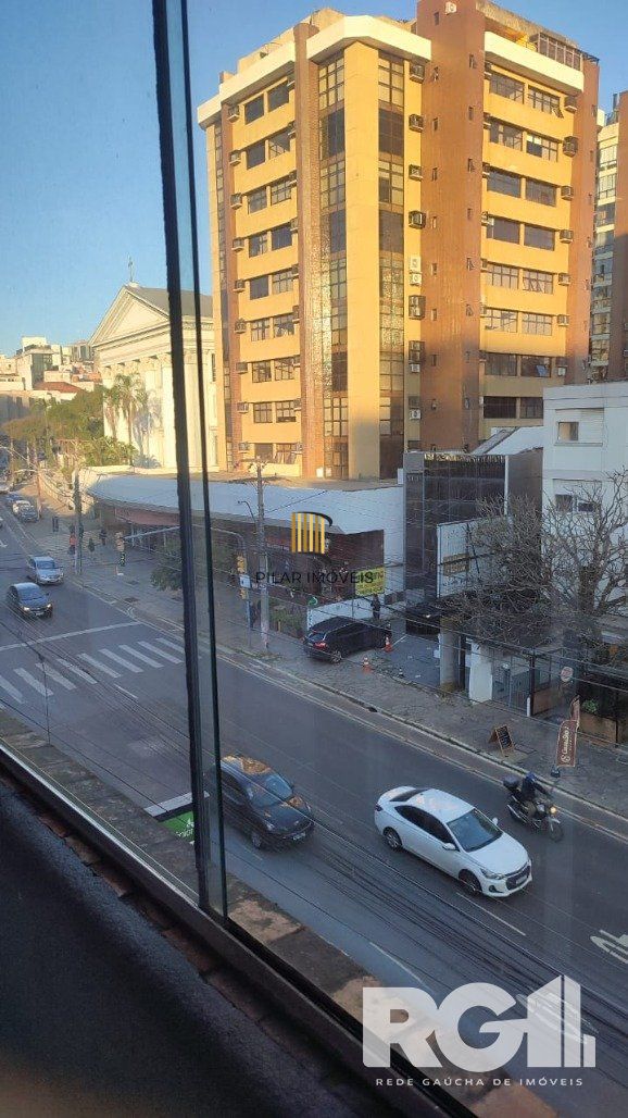 Apartamento a venda com 3 dormitórios, com sacada, de frente. Rua 24 de Outubro Auxiliadora.