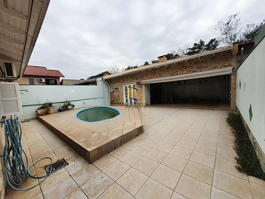 Sobrado com 3 suítes, pátio com piscina e salão de festas