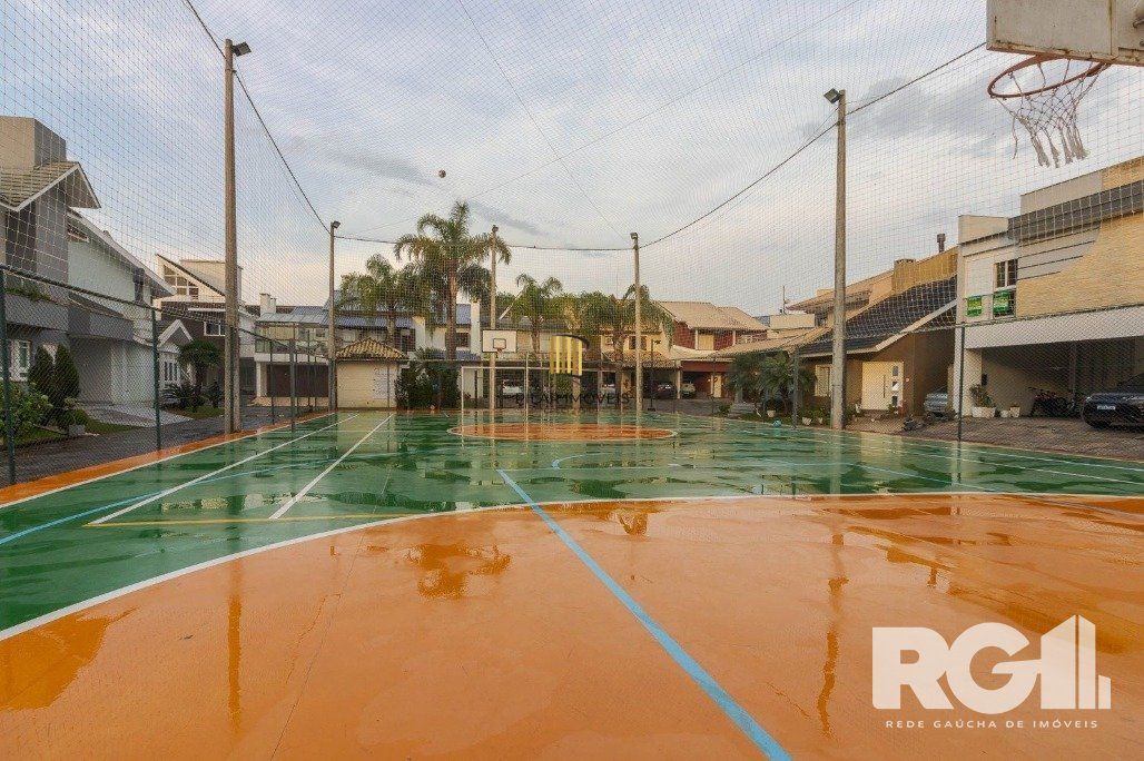 Casa em Condomínio com 3 Suítes, Espaço Gourmet e 5 Vagas de Garagem