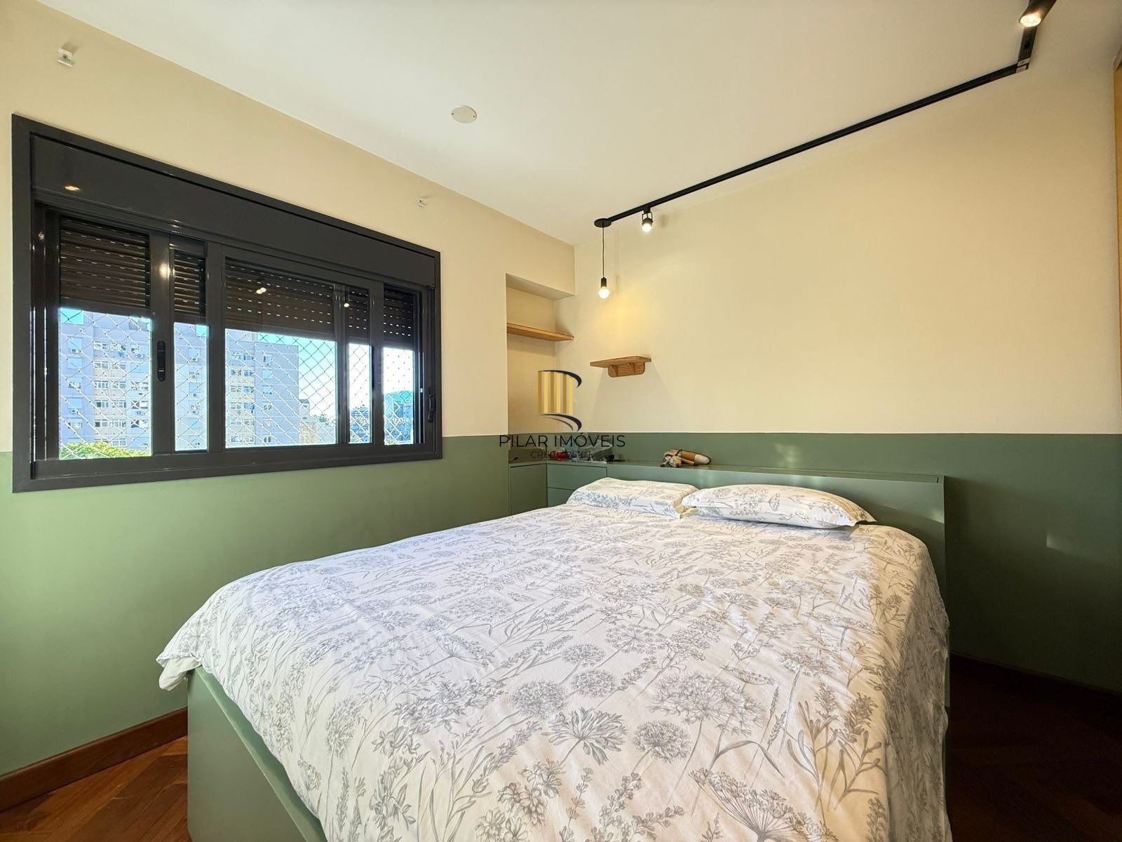 Apartamento com 2 dormitórios, suíte e churrasqueira.