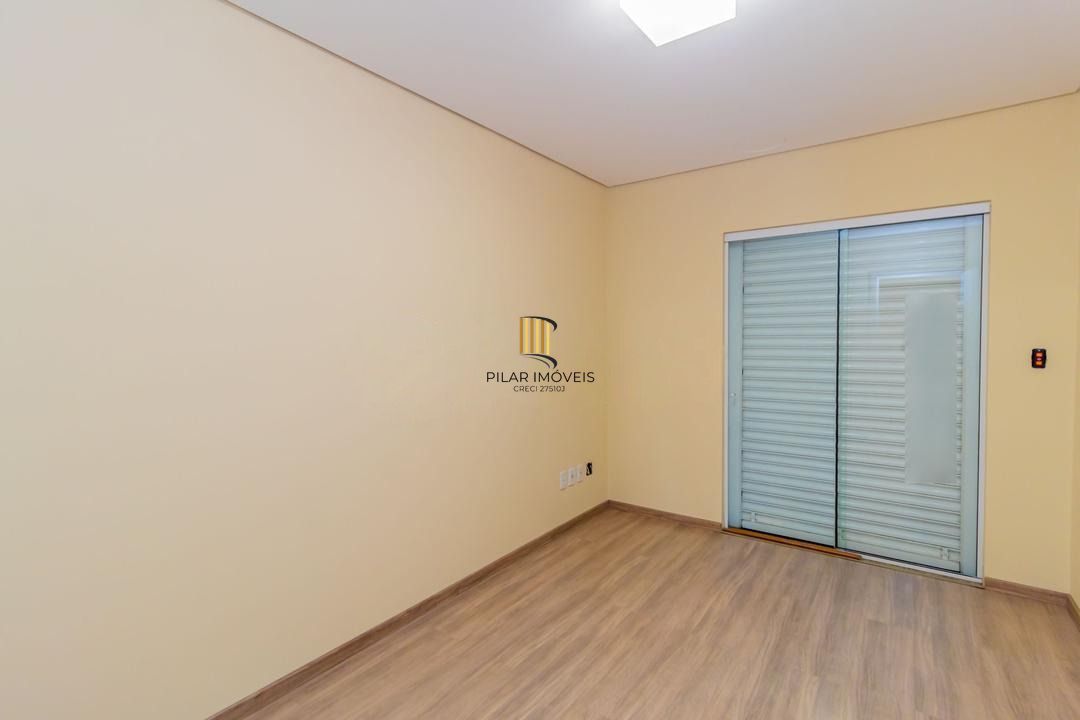 Casa com 3 dormitórios, suíte, lavabo e amplo pátio.