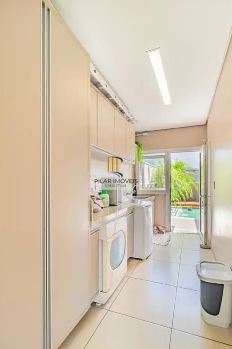 Casa térrea com 3 dormitórios, suíte e 2 vagas.