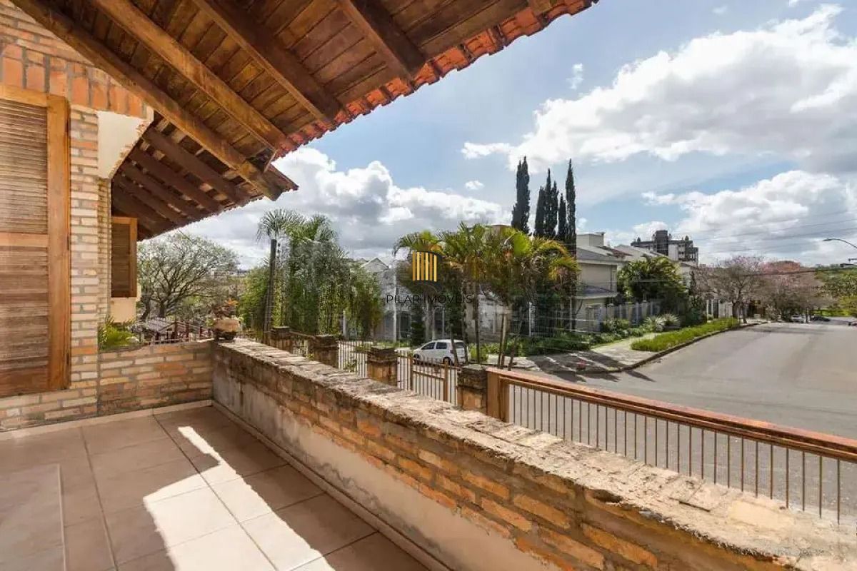 Casa térrea com 5 dormitórios, 2 suítes, 3 vagas.