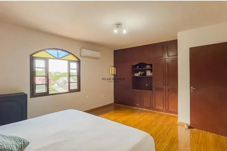 Casa térrea com 4 dormitórios, suíte e 2 vagas.