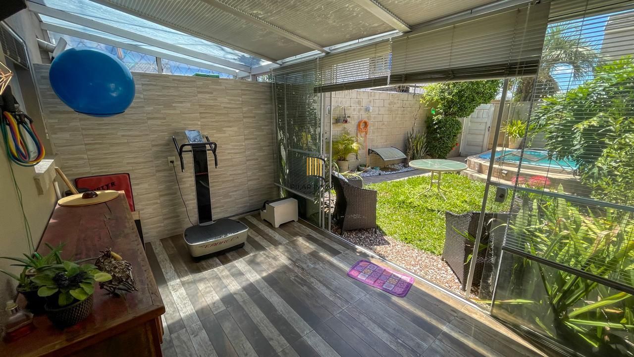 Casa em Condomínio 4 Dormitórios com Suíte no Lindoia - Porto Alegre