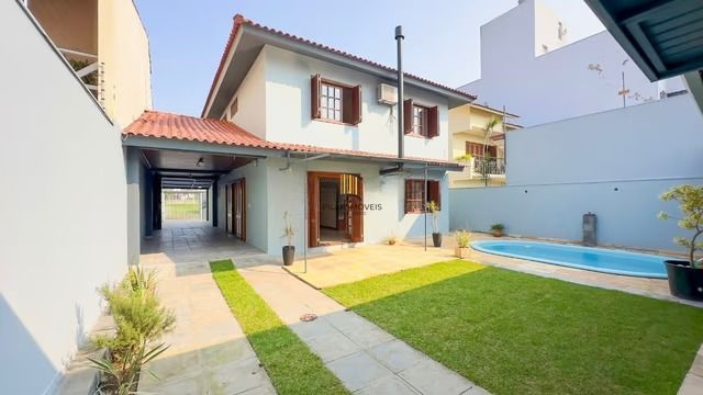 Casa térrea com 3 dormitórios, piscina, espaço gourmet com churrasqueira.
