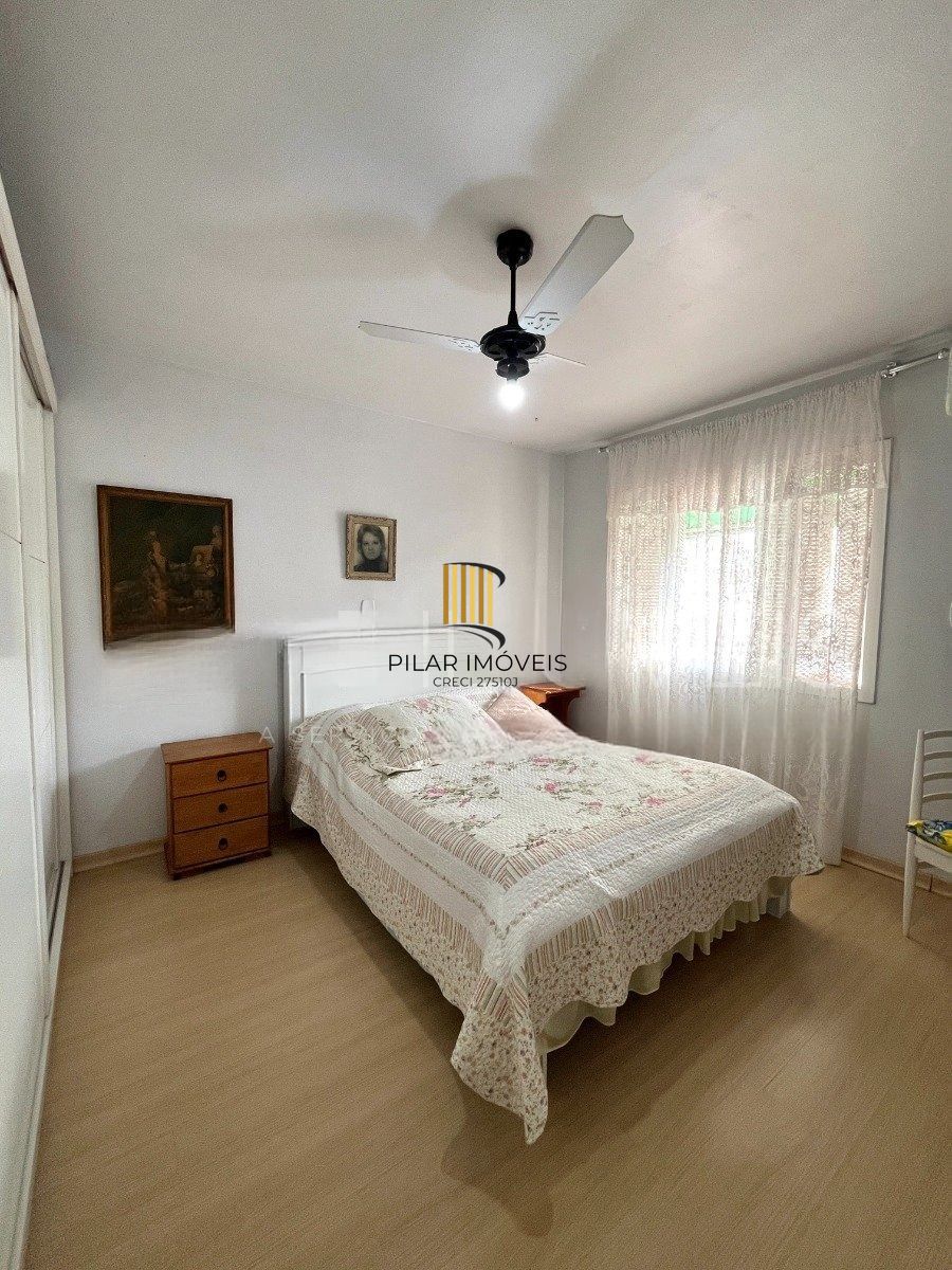 Casa com 3 dormitórios, suíte, 3 vagas de garagem.