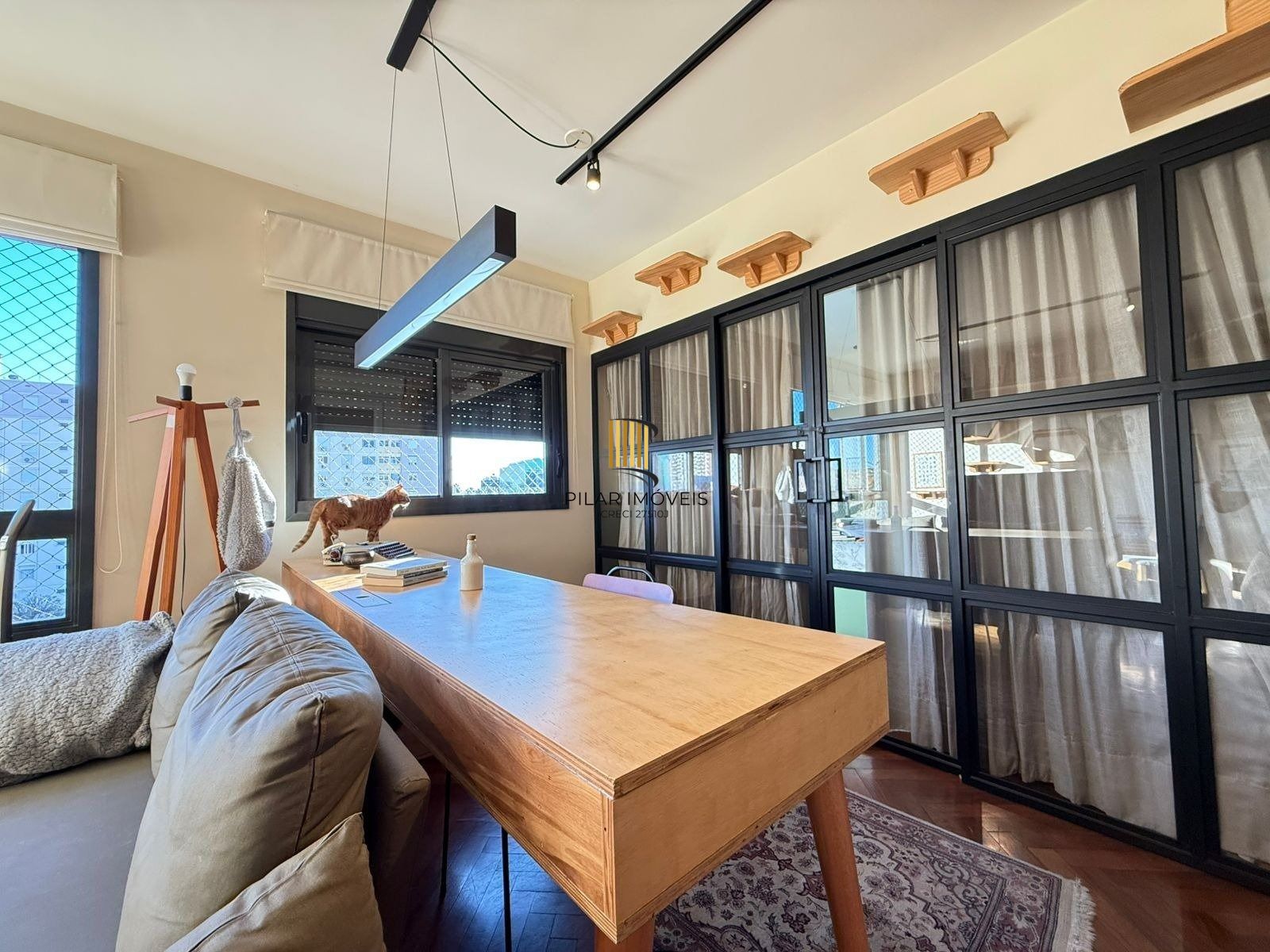 Apartamento com 2 dormitórios, suíte e churrasqueira.