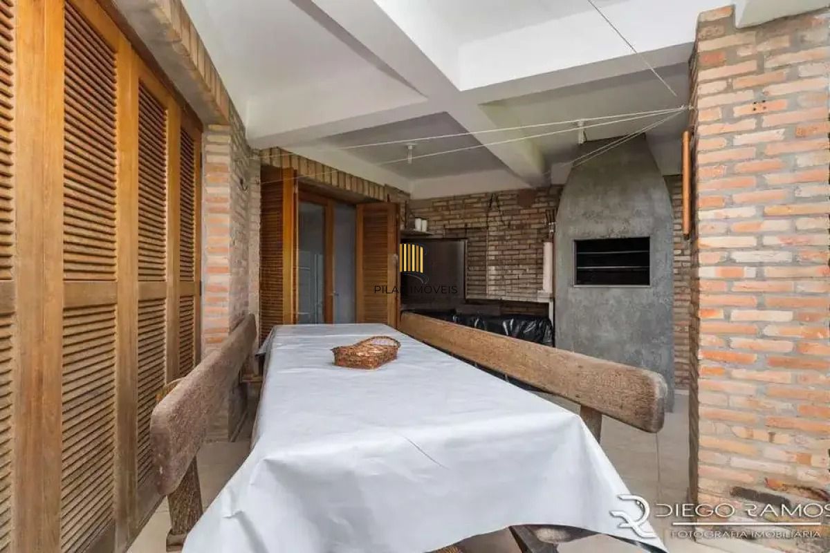 Casa térrea com 5 dormitórios, 2 suítes, 3 vagas.