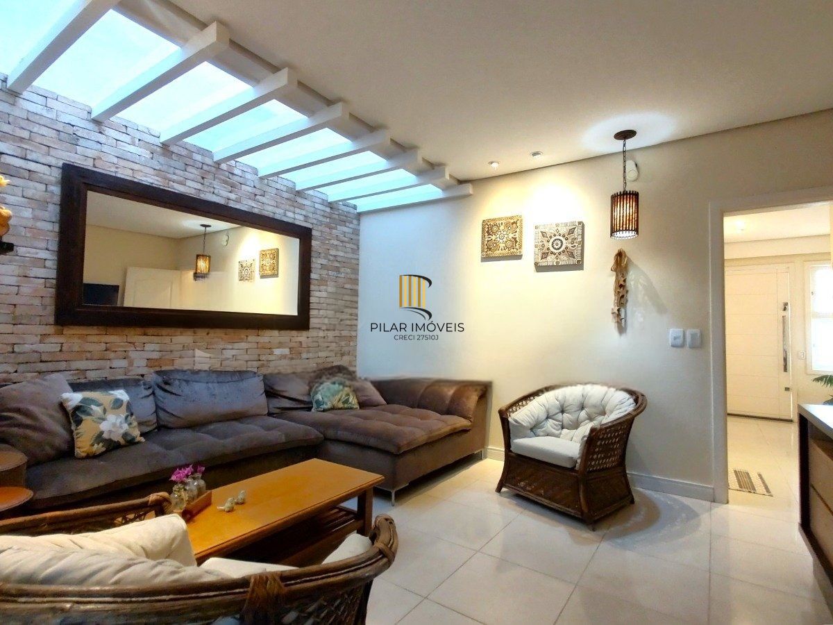 Casa com 4 dormitórios, espaço gourmet e terraço na Zona Norte de Porto Alegre