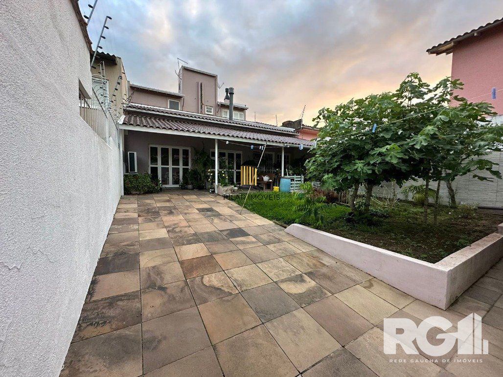 Casa reformada com pátio e espaço gourmet em frente à praça