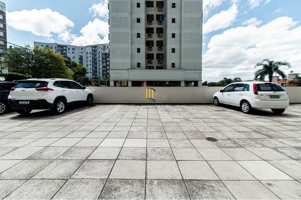 Apartamento com 3 dormitórios (sendo 1 suíte), 2 banheiros, lareira, churrasqueira e 2 vagas de garagem.