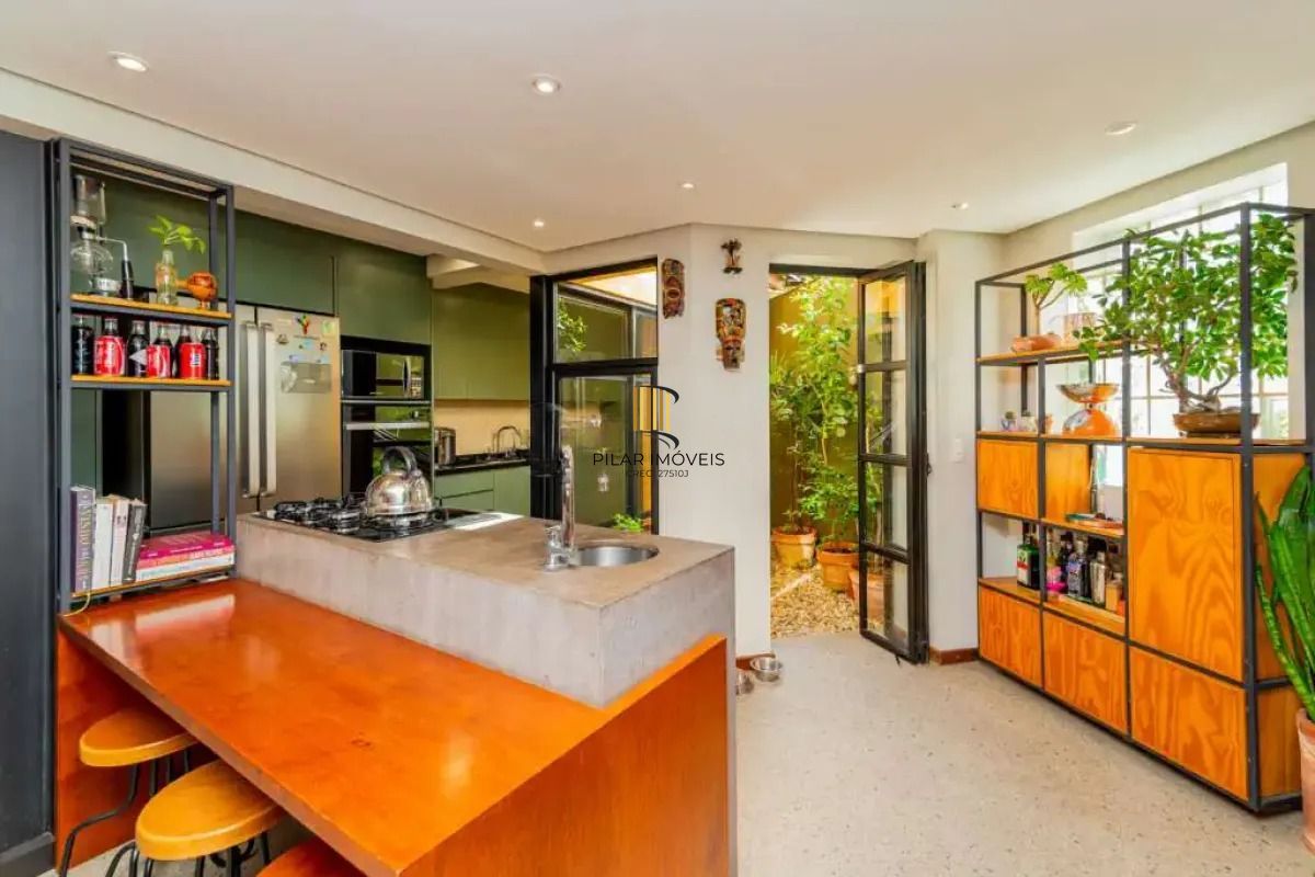 Casa em condomínio com 3 dormitórios, revertido em 2, suíte e 2 vagas.