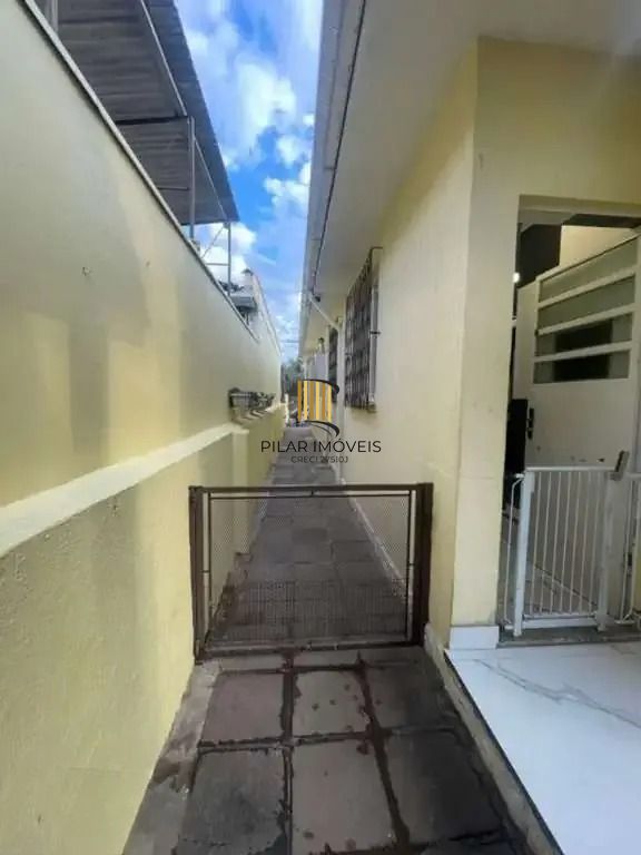Casa térrea com 2 suítes com amplo pátio,
