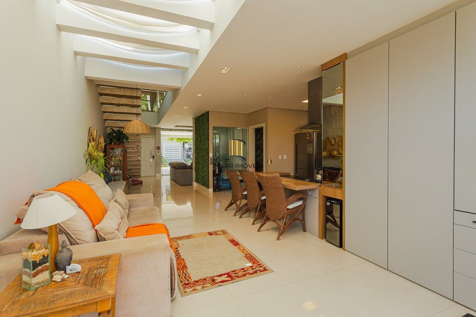 Casa de alto padrão com elevador e piscina acessível em condomínio no Passo das Pedras