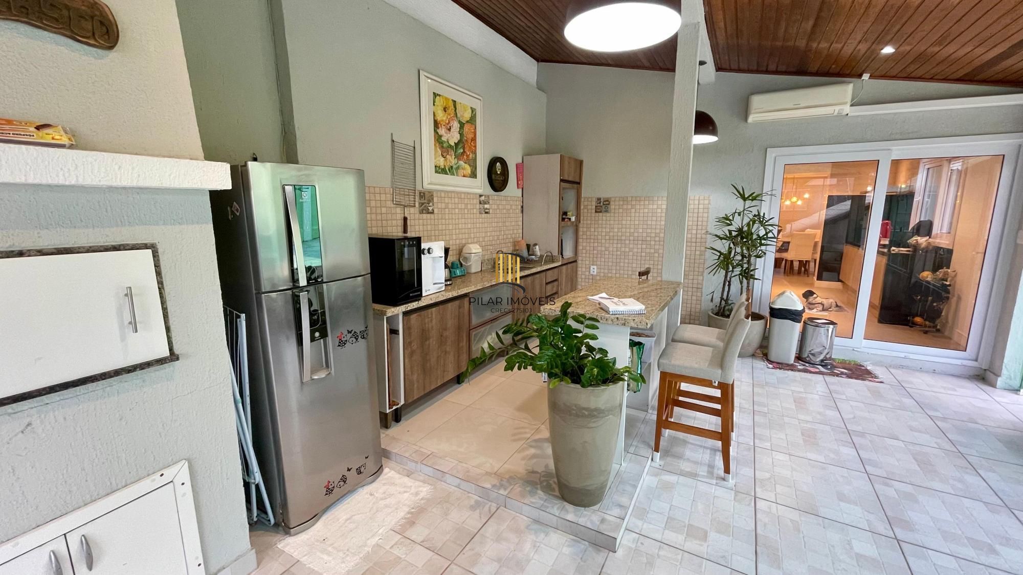 Casa térrea 100% mobiliada com 3 dormitórios, suíte, piscina e 3 vagas.