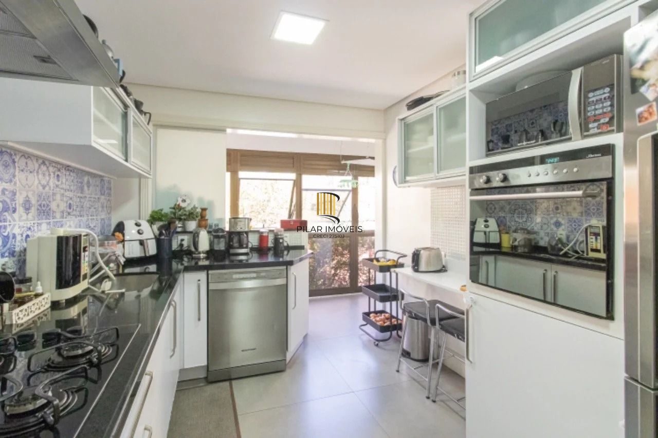 Apartamento com 3 dormitórios, 2 banheiros sociais e 2 vagas.