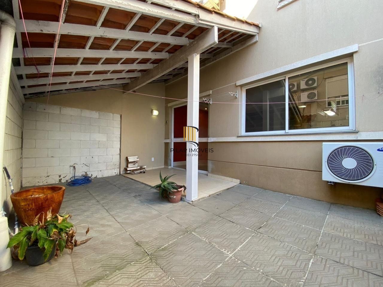 Casa em condomínio com pátio e 3 dorms no Ecoville
