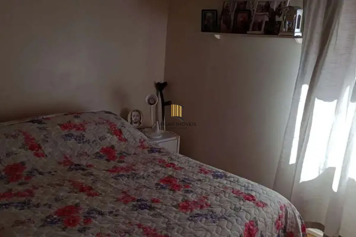 Apartamento com 2 dormitórios semimobiliado.