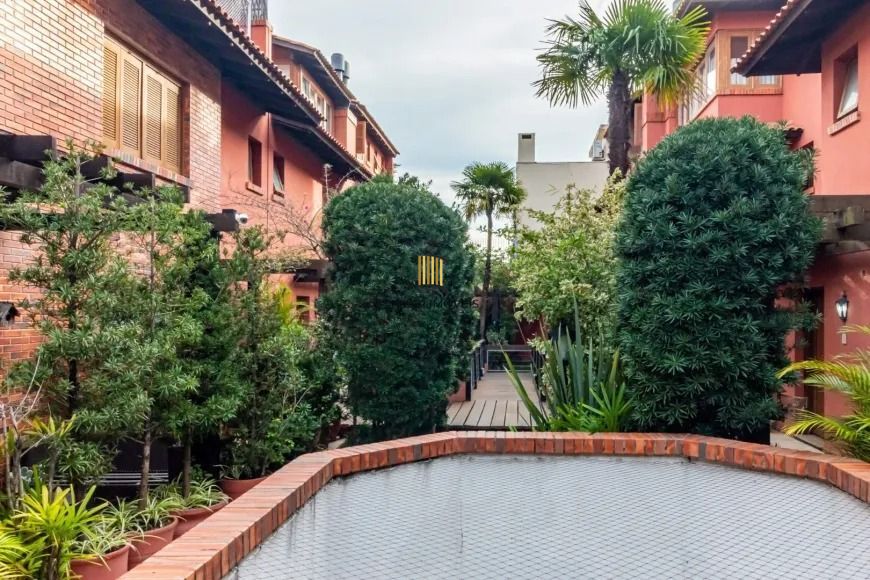 Belíssima casa em Condomínio com 3 dorm - próximo ao Iguatemi