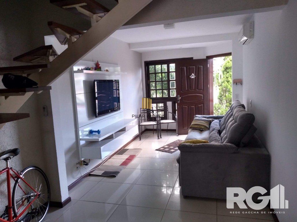 Excelente casa  3 dorm, 122m² privativos, amplo pátio com piscina nos fundos,  Rua Doutor João César Krieger