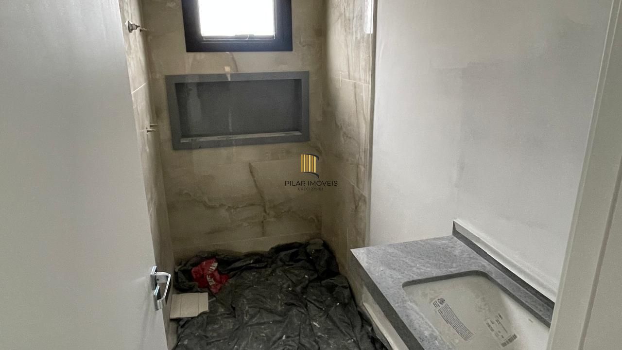 Casa em condomínio com 3 dormitórios, 2 suítes, churrasqueira, lareira e 2 vagas.