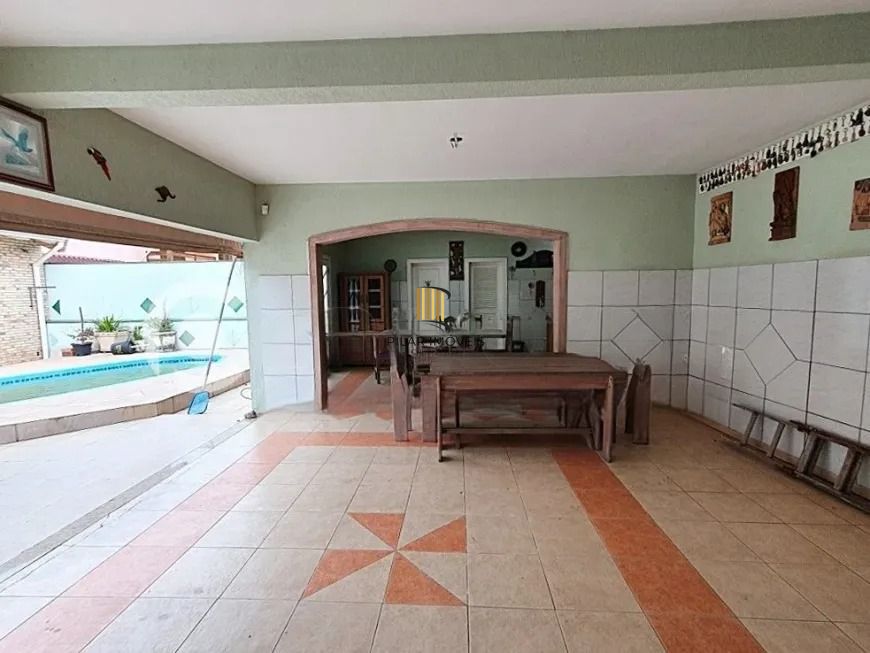 Sobrado com 3 suítes, pátio com piscina e salão de festas