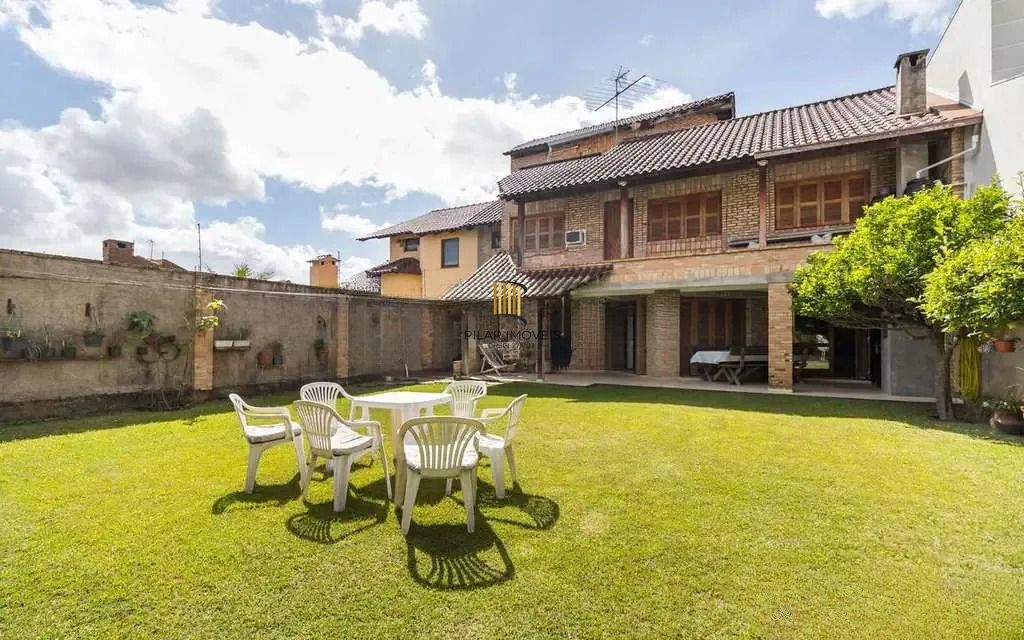 Casa térrea com 5 dormitórios, 2 suítes, 3 vagas.