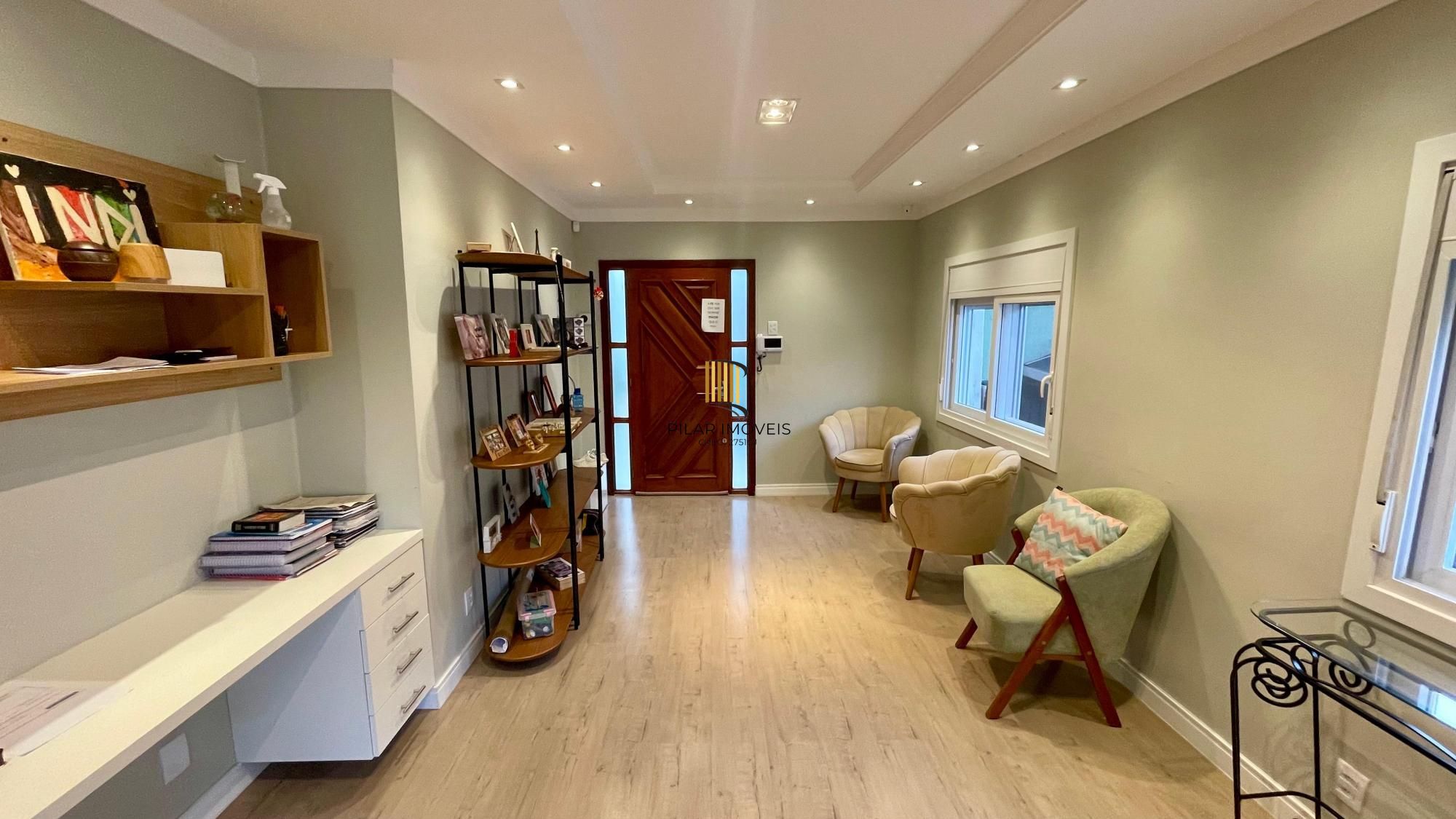 Casa térrea 100% mobiliada com 3 dormitórios, suíte, piscina e 3 vagas.