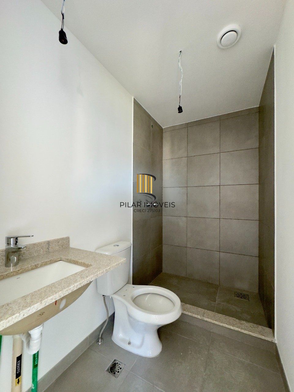 Apartamento de 02 dormitórios. 59m² privativos, churrasqueira e vaga, com suíte próximo Puc