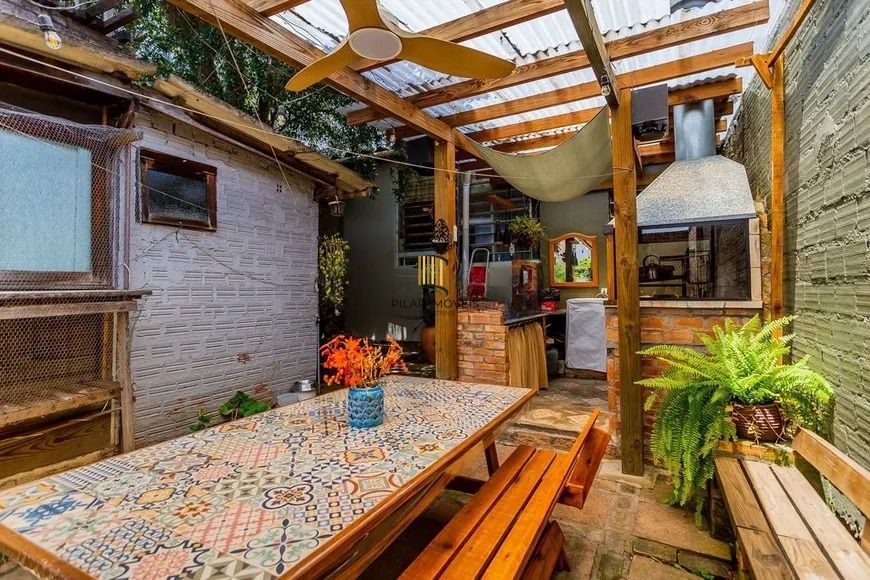 Casa térrea com 3 dormitórios, amplo pátio e 2 vagas de garagem cobertas.