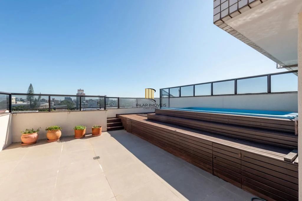 Cobertura com 3 dormitórios, suíte, piscina e churrasqueira.