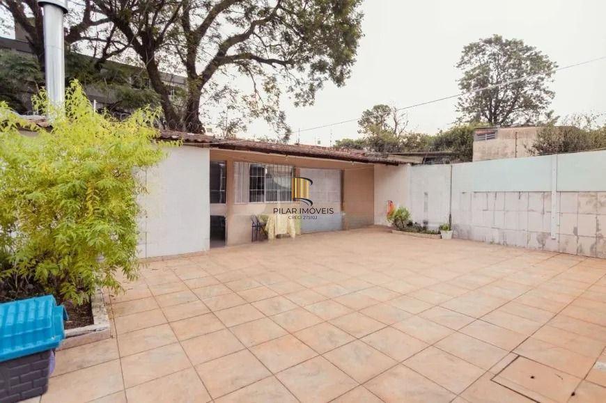 Casa térrea  com 200m² privativos, 3 quartos, Rua Sylvio Sanson - Sarandi
