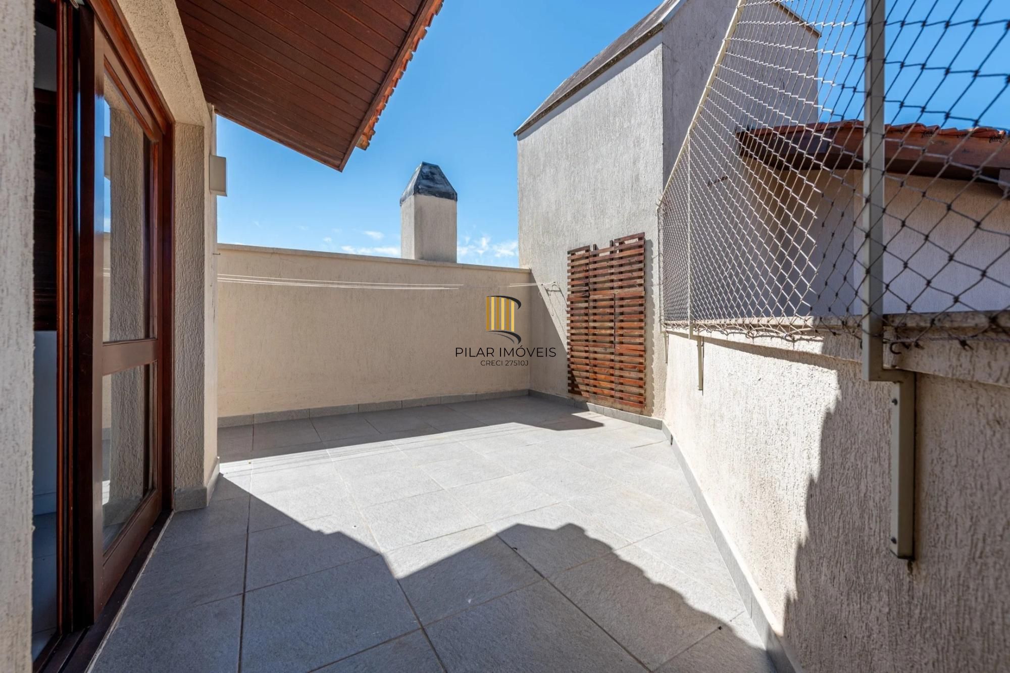 Casa em condomínio com 3 dormitórios, suíte e 2 vagas.