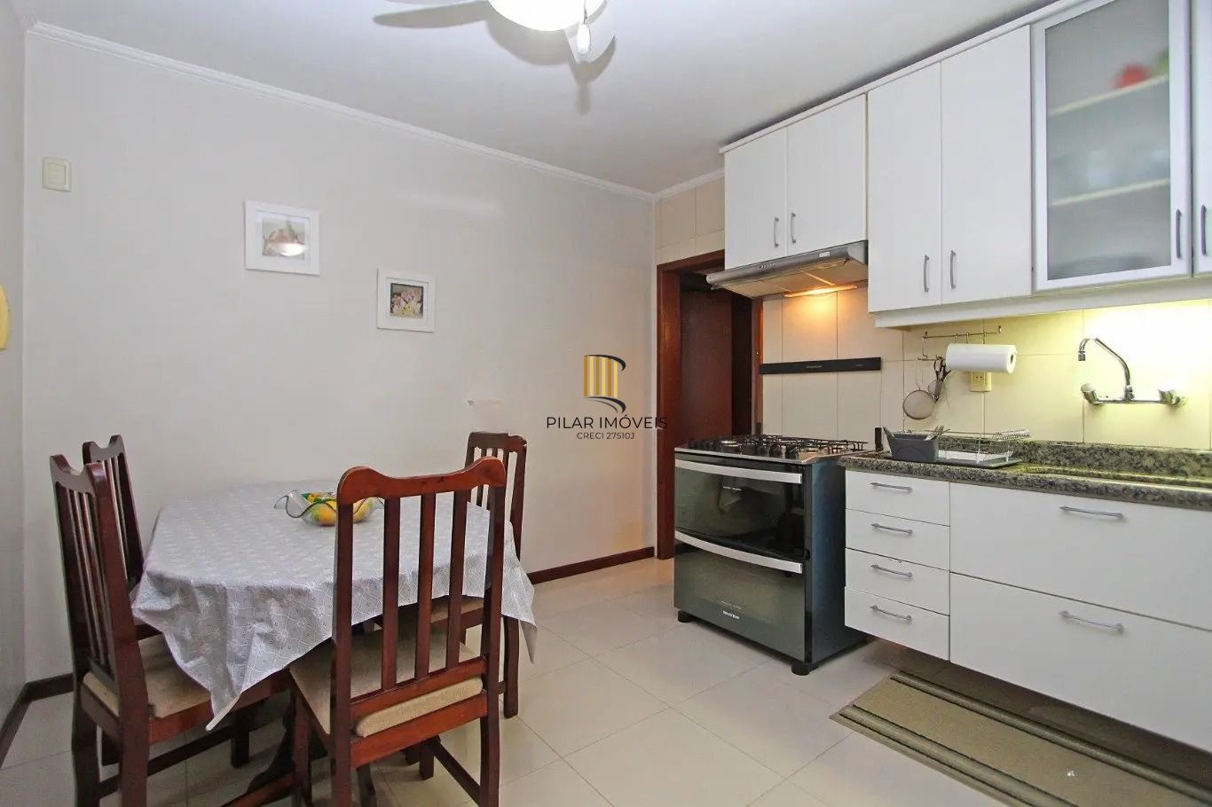 Ampla casa com 5 dormitórios e terraço no Passo da Areia