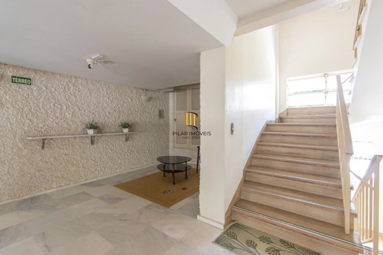 Apartamento com 3 dormitórios, 2 banheiros sociais e 2 vagas.