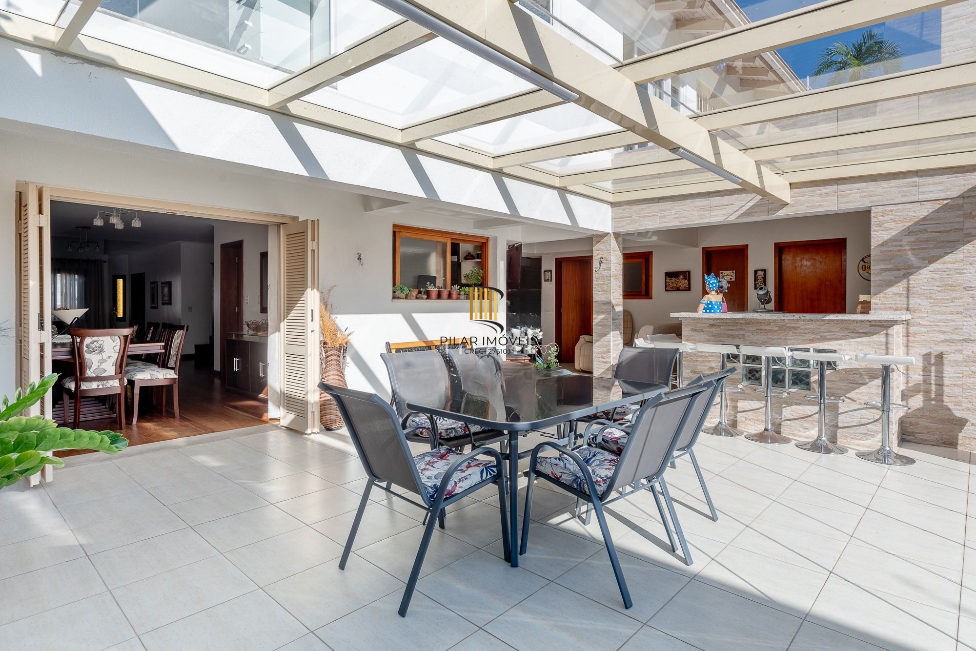 Casa com 5 Dormitórios, Suíte Master e Piscina no Jardim Planalto