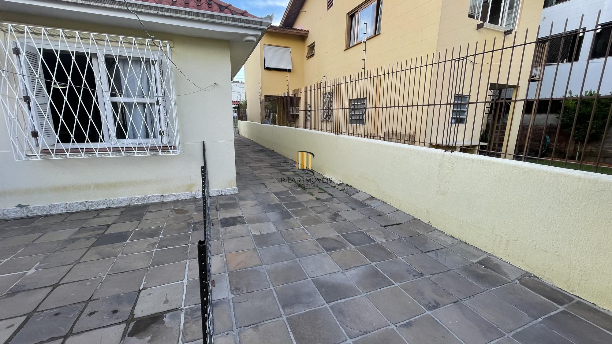 Casa térrea com 2 suítes com amplo pátio,