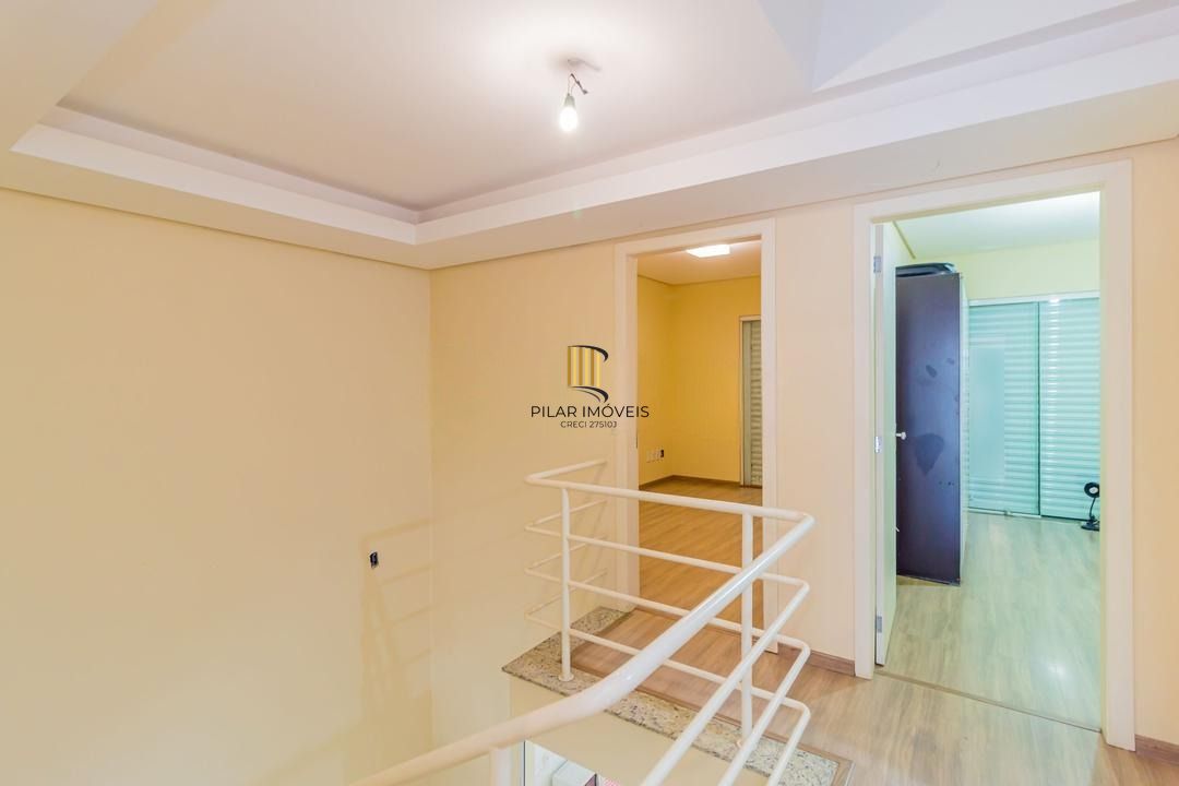 Casa com 3 dormitórios, suíte, lavabo e amplo pátio.