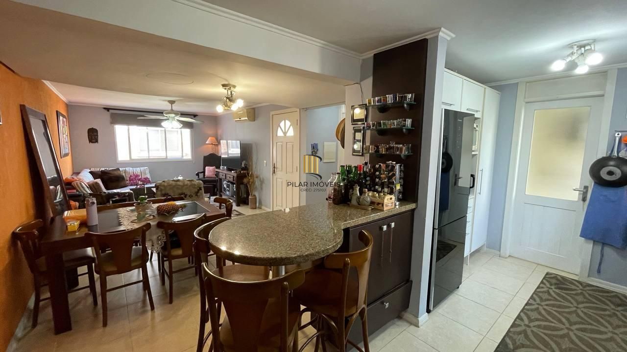 Sobrado em condomínio no Jardim Lindóia com pátio e suíte