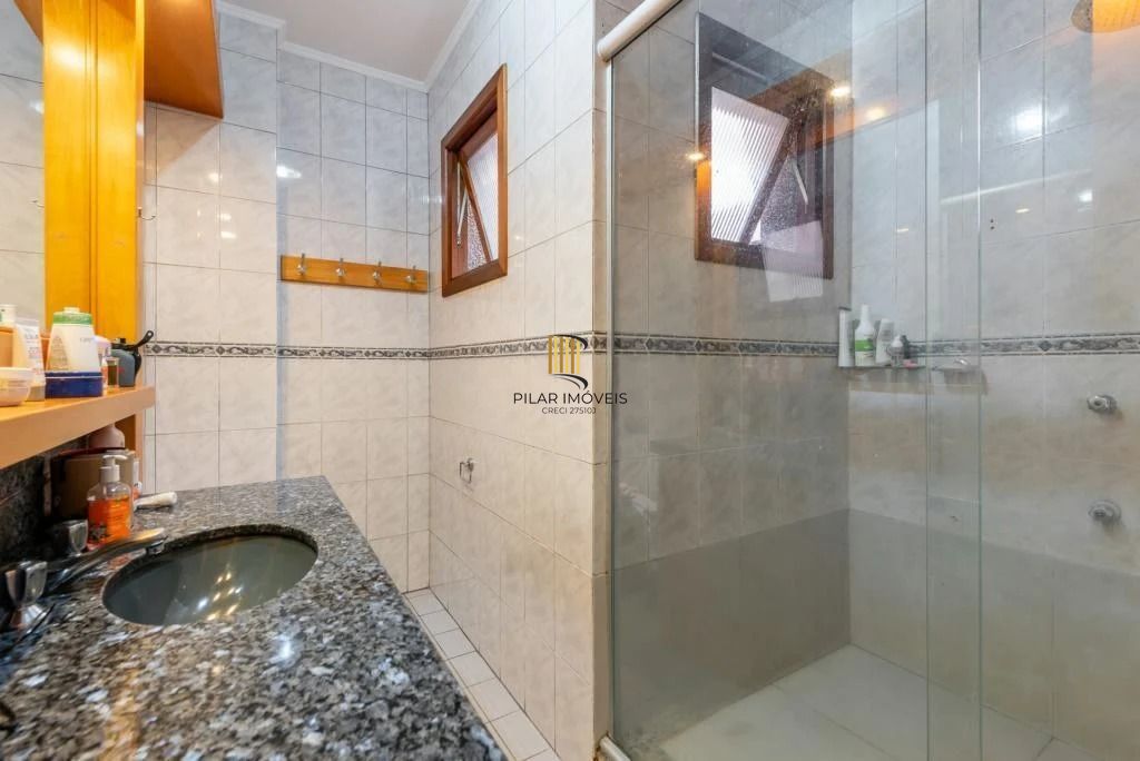 Cobertura com 3 dormitórios, suíte, piscina e churrasqueira.