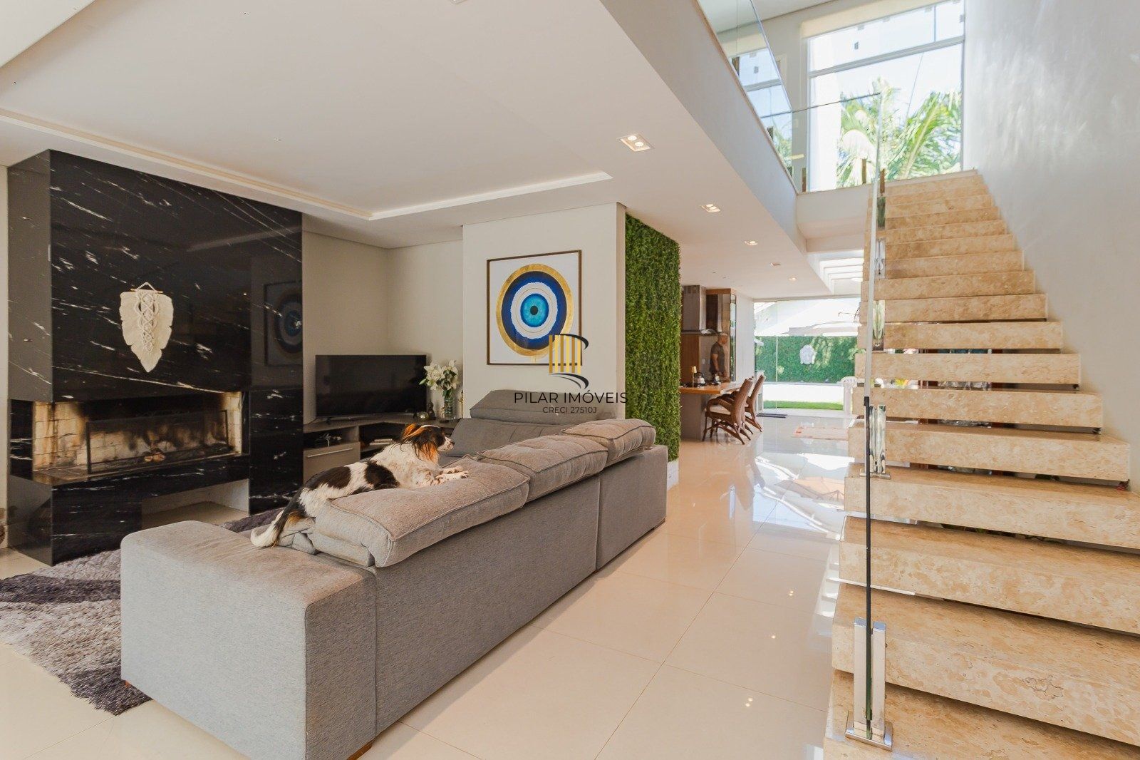 Casa de alto padrão com elevador e piscina acessível em condomínio no Passo das Pedras