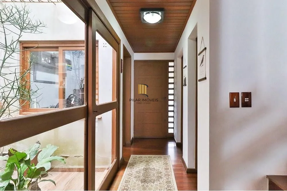 Casa térrea com 2 dormitórios, lavabo, espaço gourmet e 2 vagas.