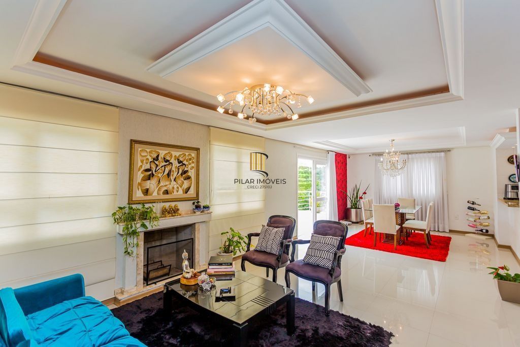 Casa em Condomínio com 3 dormitórios, suíte e 2 vagas cobertas.