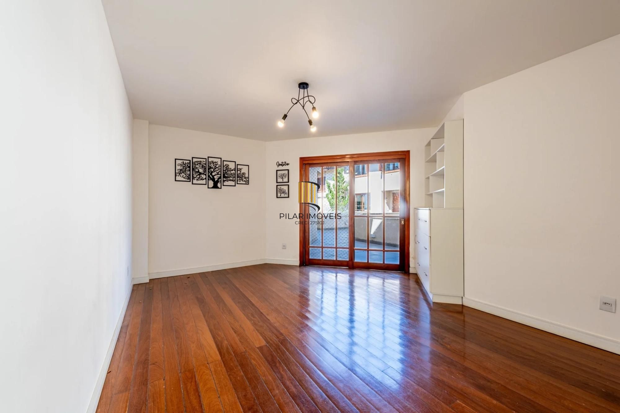 Casa em condomínio com 3 dormitórios, suíte e 2 vagas.