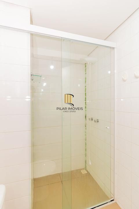 Casa com 3 dormitórios, suíte, lavabo e amplo pátio.