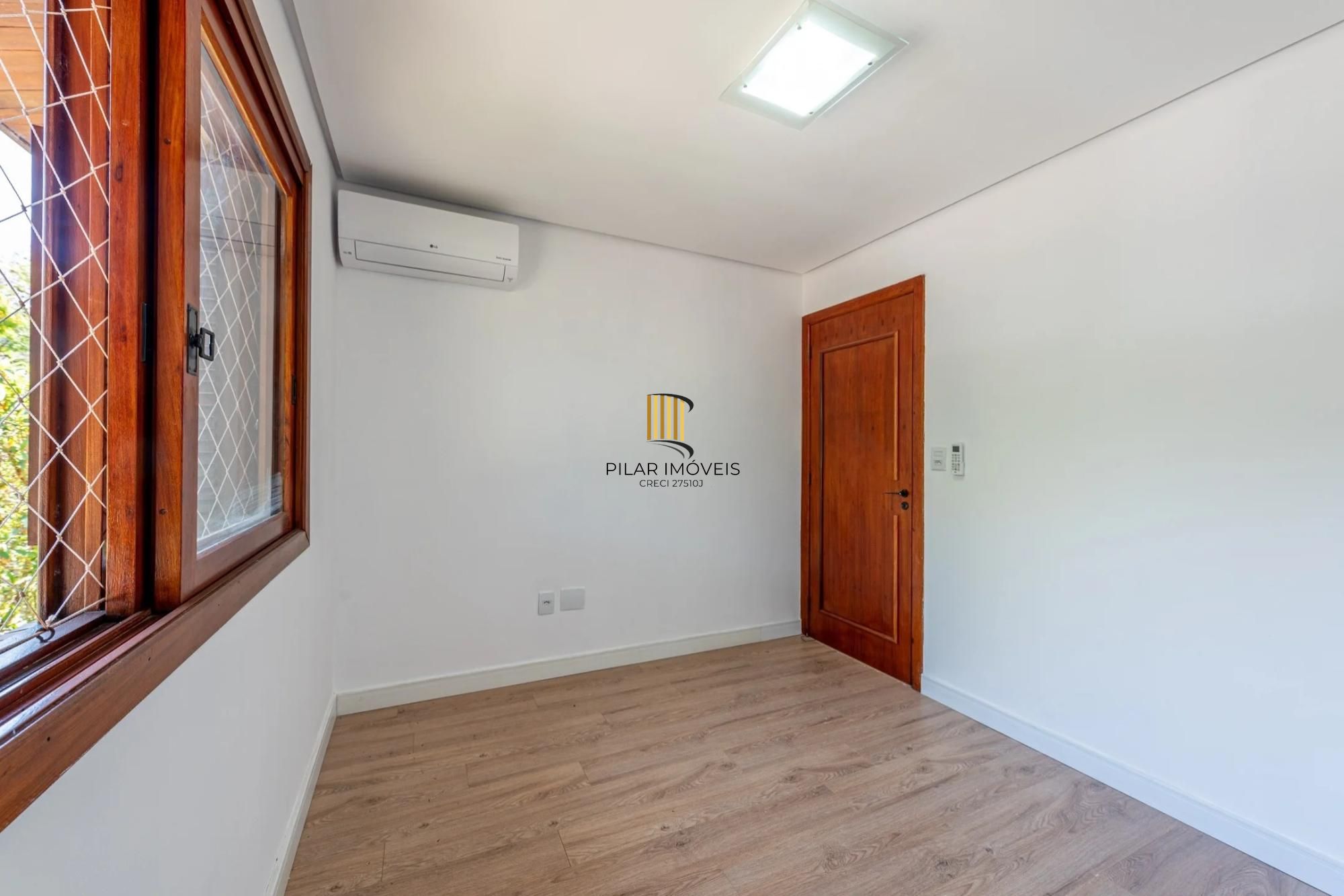 Casa em condomínio com 3 dormitórios, suíte e 2 vagas.