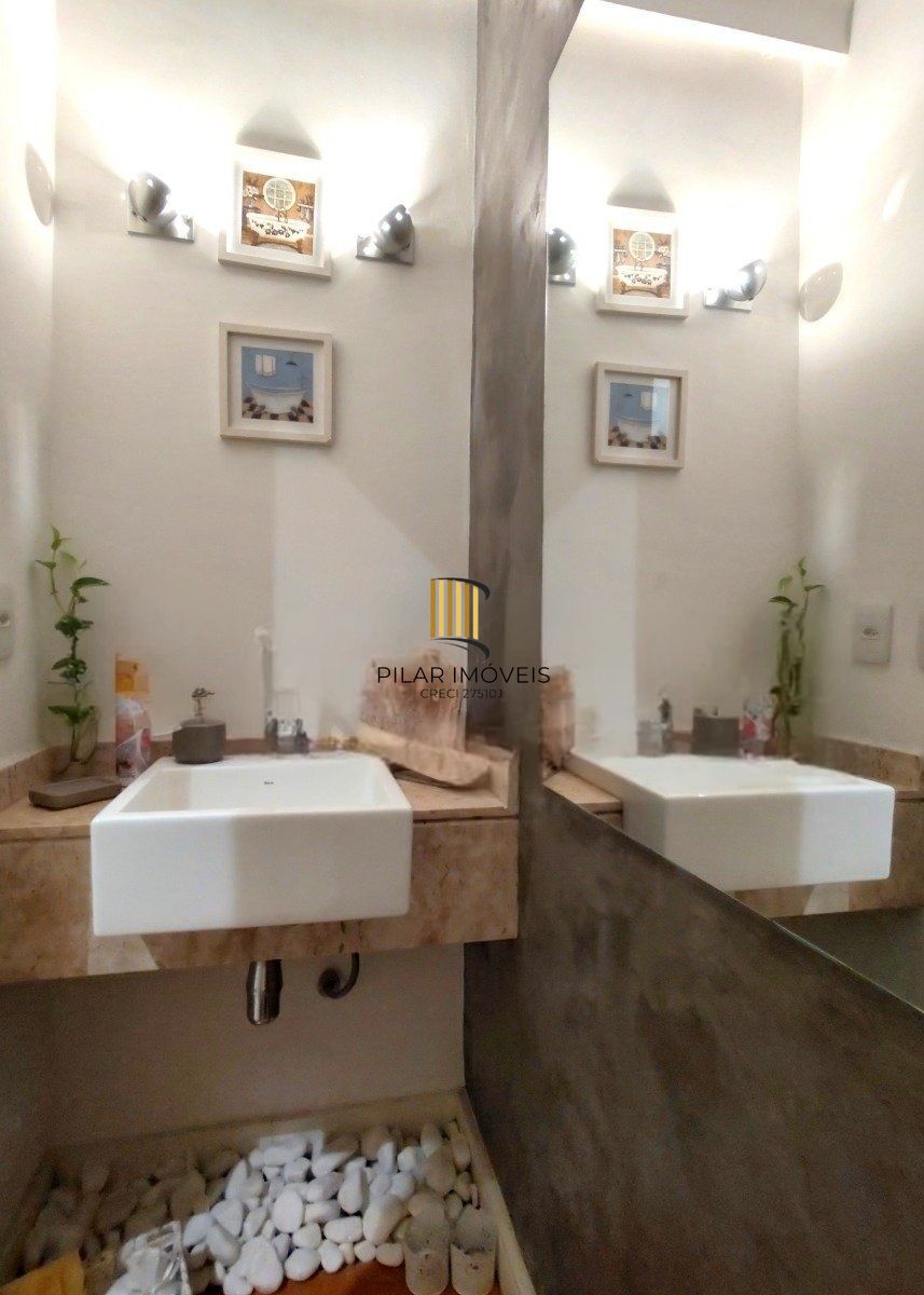 Casa com 4 dormitórios, espaço gourmet e terraço na Zona Norte de Porto Alegre