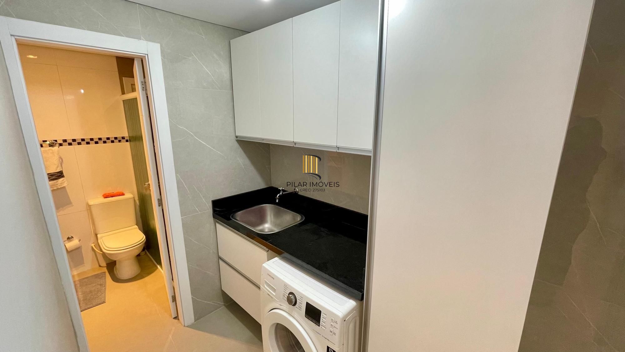 Casa térrea 100% mobiliada com 3 dormitórios, suíte, piscina e 3 vagas.