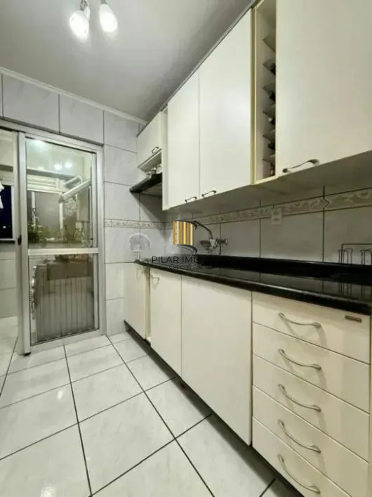 Apartamento com 3 dormitórios, sacada e churrasqueira.